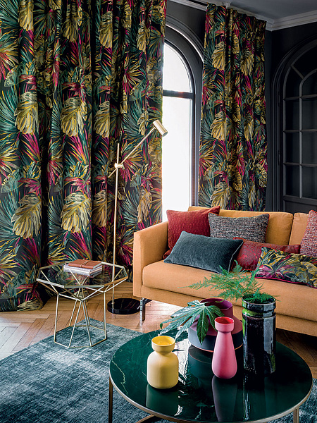 Прямые шторы с ярким растительным орнаментом