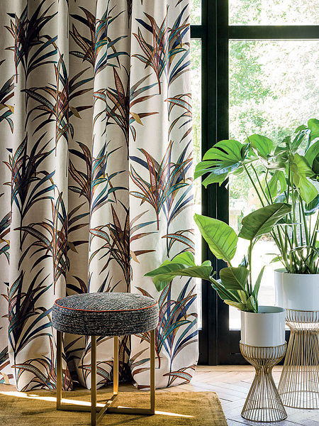 Прямые шторы с растительным орнаментом в пастельных тонах